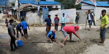 सडकका खाल्डा खुल्डी पुर्दै नेता बम
