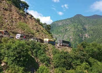 कर्णाली करिडोरमा पहिरो, यातायात ठप्प