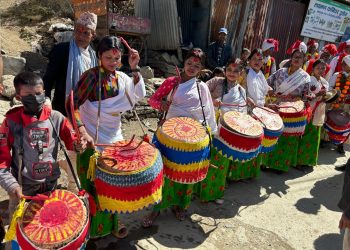 पंञ्चेबाजा बजाउदै महिला