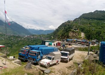 कर्णाली राजमार्ग पहिरोले ३ दिनदेखि अवरुद्ध