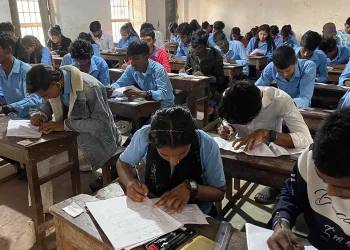 कालिकोटमा एसईईका उत्तरपुस्तिका परीक्षा केन्द्रमै धमाधम जाँच्न सुरु