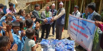 खाँडाचक्रका नगरप्रमुख शाहीद्वारा २ सय ७० जना बिद्यार्थीलाई  पाेषाक वितरण